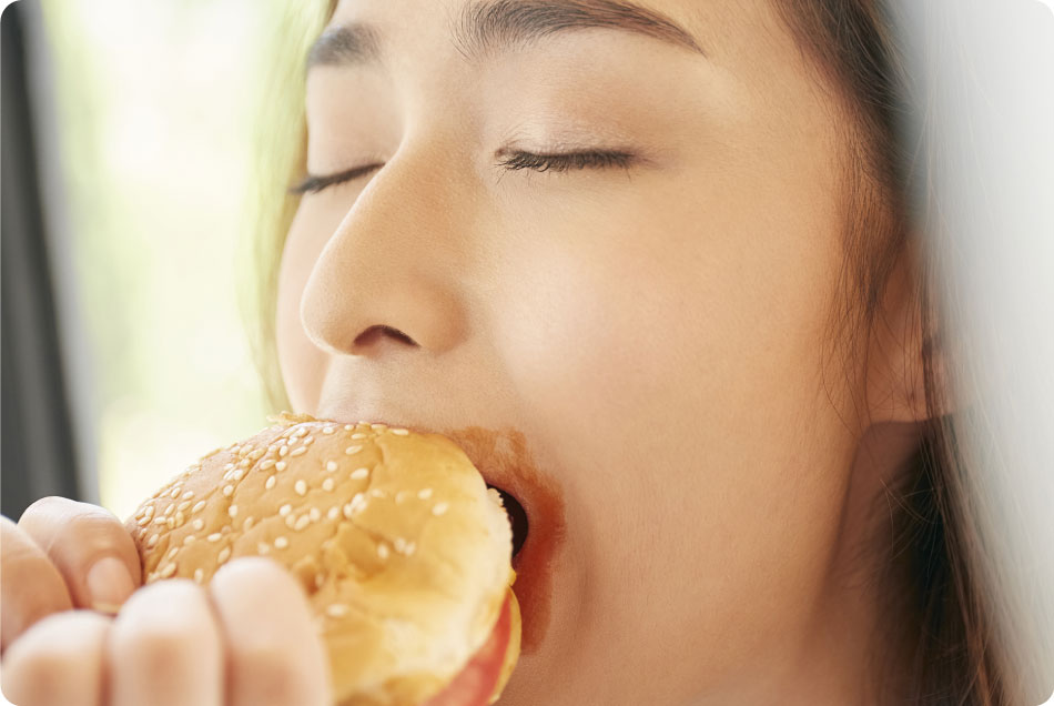 装置を気にせず食事を楽しめる